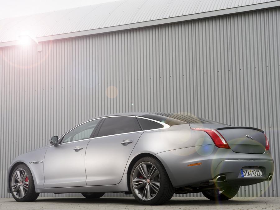  Jaguar XJ SuperSport Nurburgring Taxi 2012 года  (фото 4 из 51)